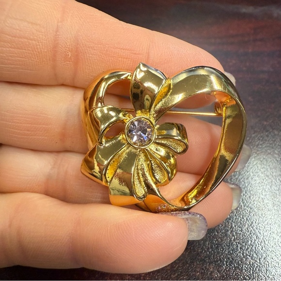 Avon Goldtone Heart Flower Pin with Openwork Design June birthstone NIB - Picture 5 of 6
